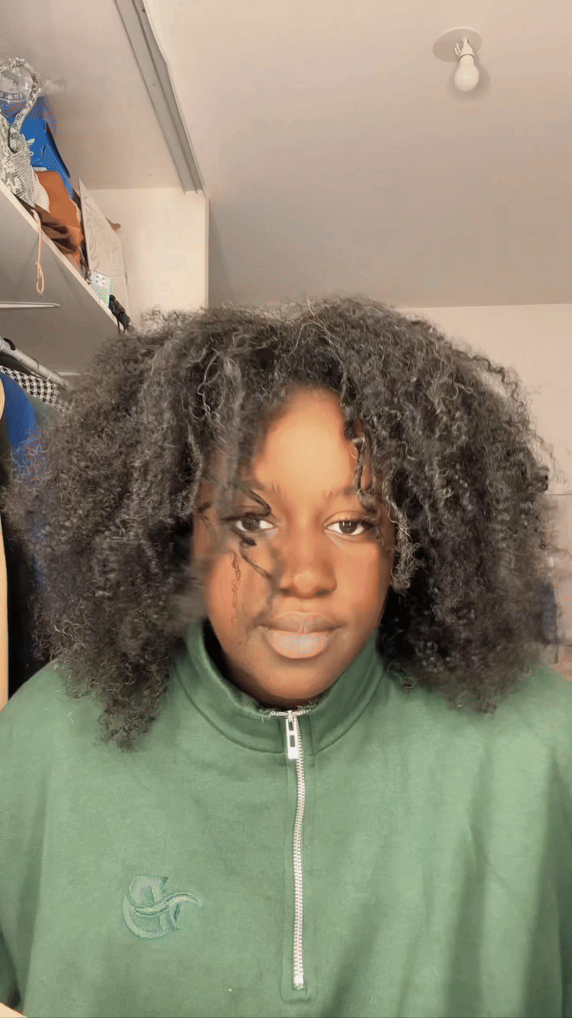 Utilisation shampoing L'Intense Nutrition par Povi sur cheveux secs, cheveux bouclés, cheveux crépus, cheveux frisés, cheveux texturés, sans silicone, sans sulfate, sans parabene, vegan, Povi