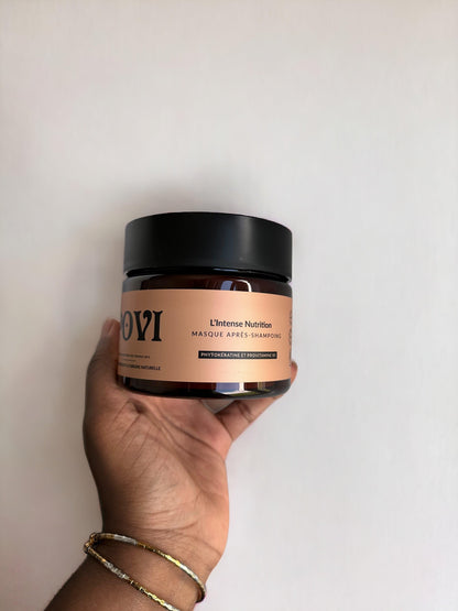 Masque Après Shampoing L'Intense Nutrition Povi pour cheveux secs, cheveux très secs, cheveux bouclés, cheveux crépus, cheveux frisés, cheveux ondulés, cheveux texturés, sans silicone sans sulfate, sans parabene, vegan, en main